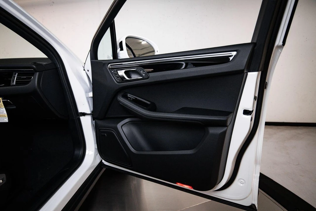2026 Porsche Macan - Image 26 of 29