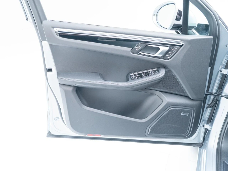 2026 Porsche Macan Electric - Image 18 of 29