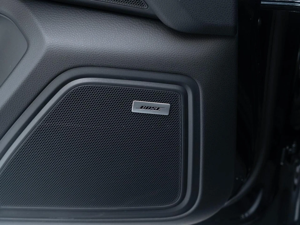 2026 Porsche Macan - Image 19 of 26
