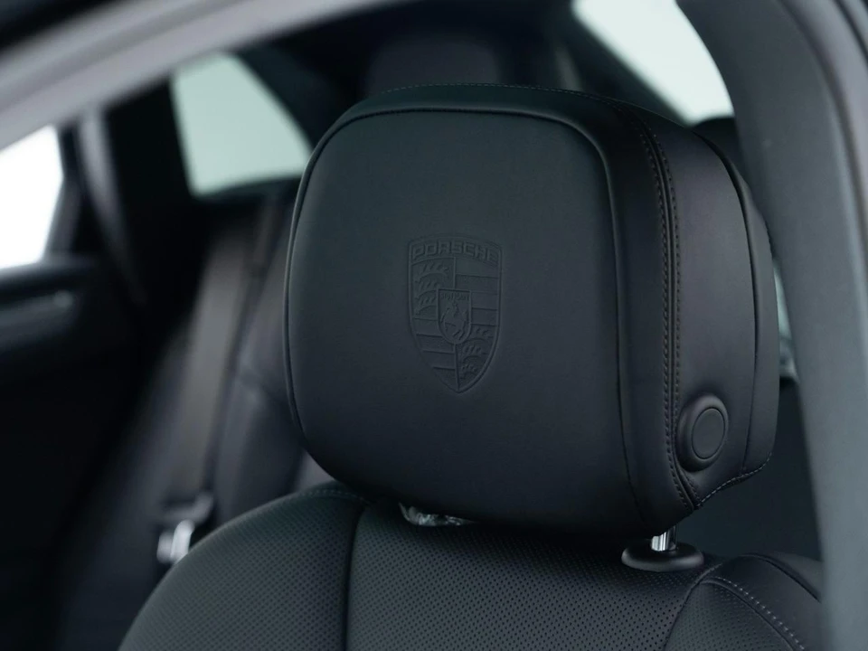2026 Porsche Macan - Image 16 of 26