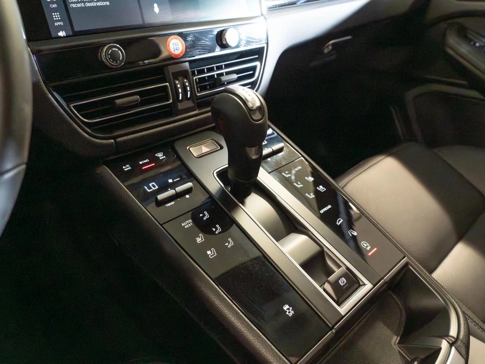 2026 Porsche Macan - Image 26 of 29