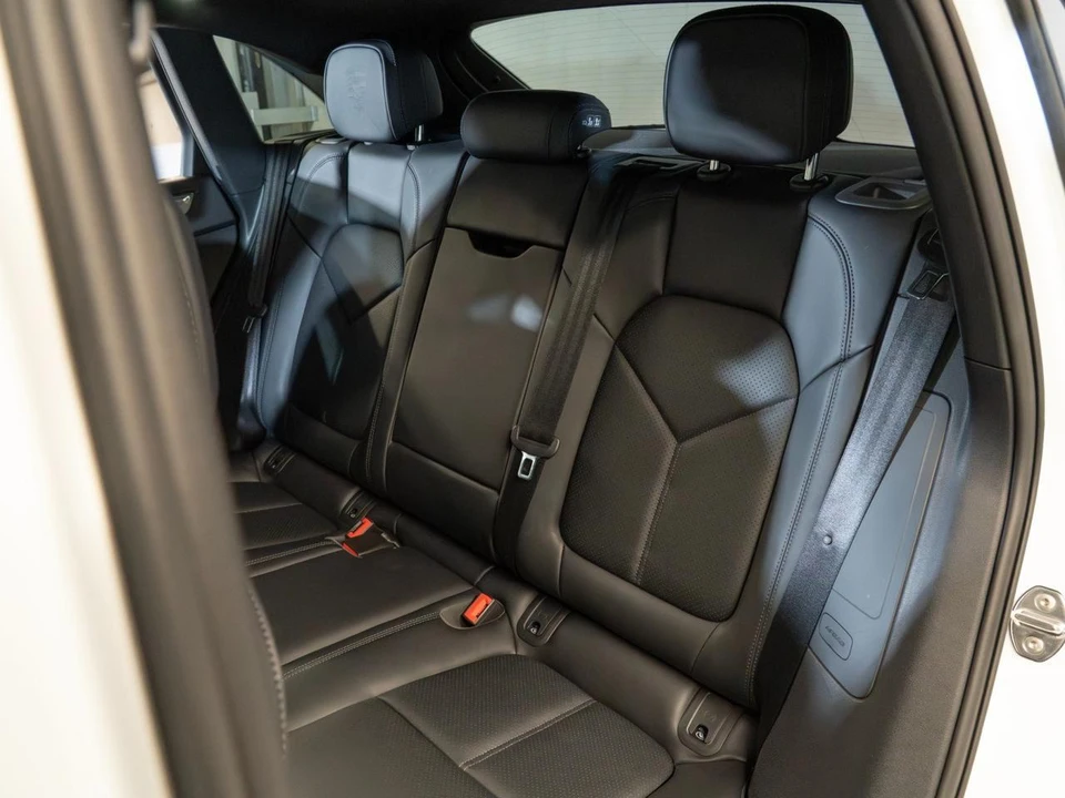 2026 Porsche Macan - Image 31 of 31