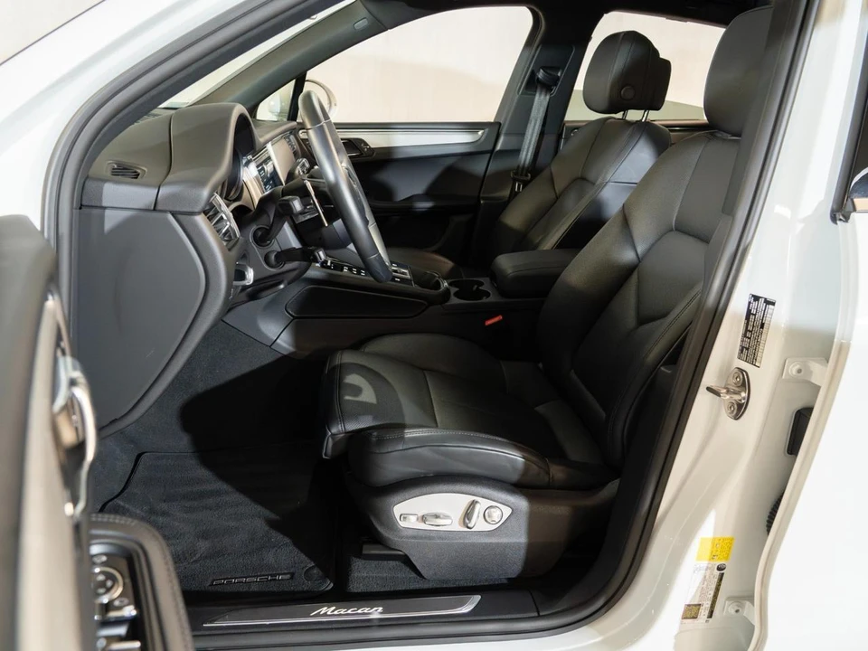 2026 Porsche Macan - Image 17 of 31