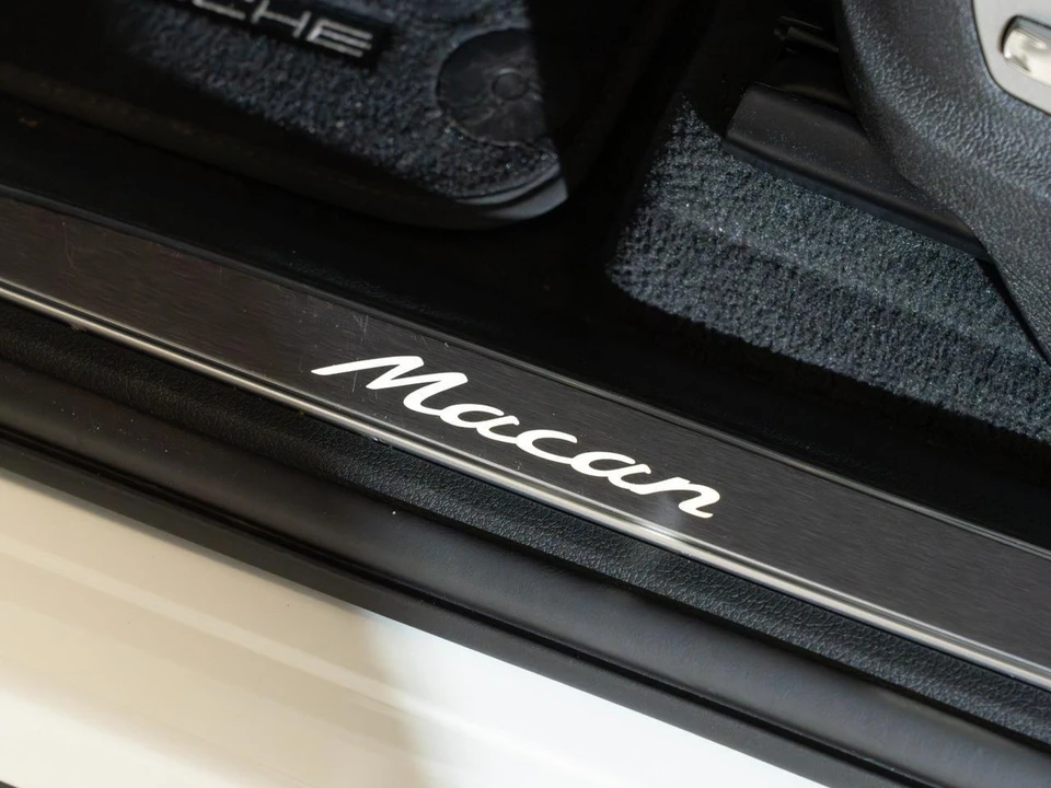 2026 Porsche Macan - Image 14 of 31