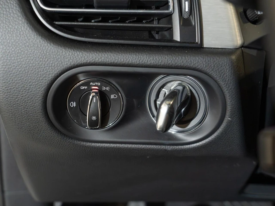 2026 Porsche Macan - Image 29 of 31