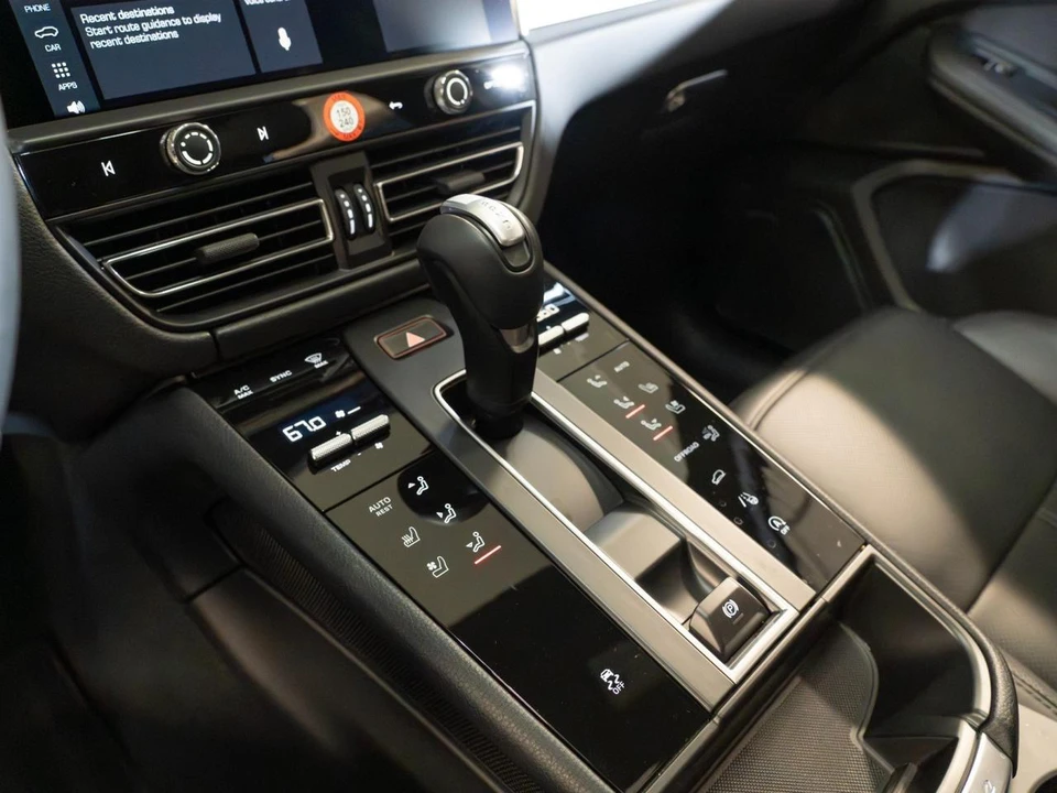 2026 Porsche Macan - Image 27 of 31