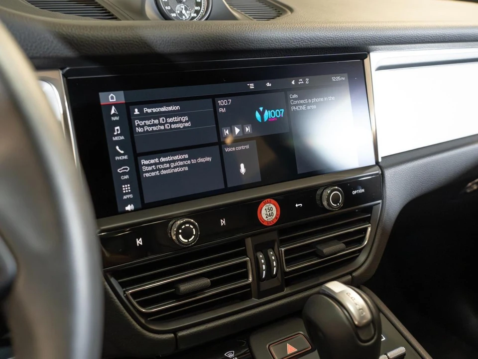 2026 Porsche Macan - Image 26 of 31