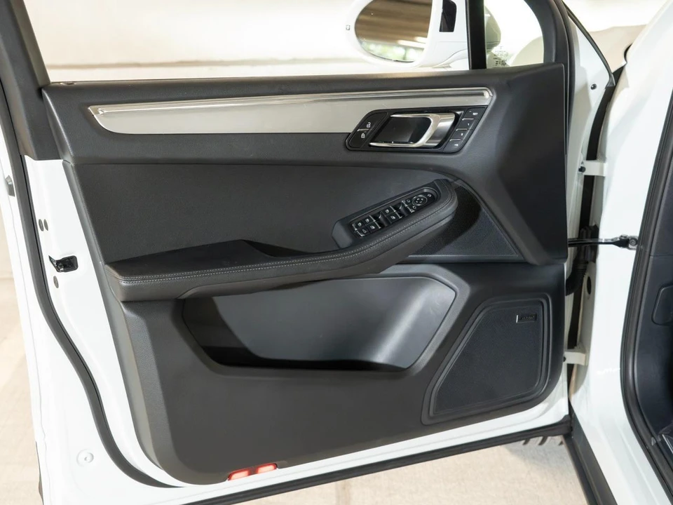 2026 Porsche Macan - Image 18 of 31