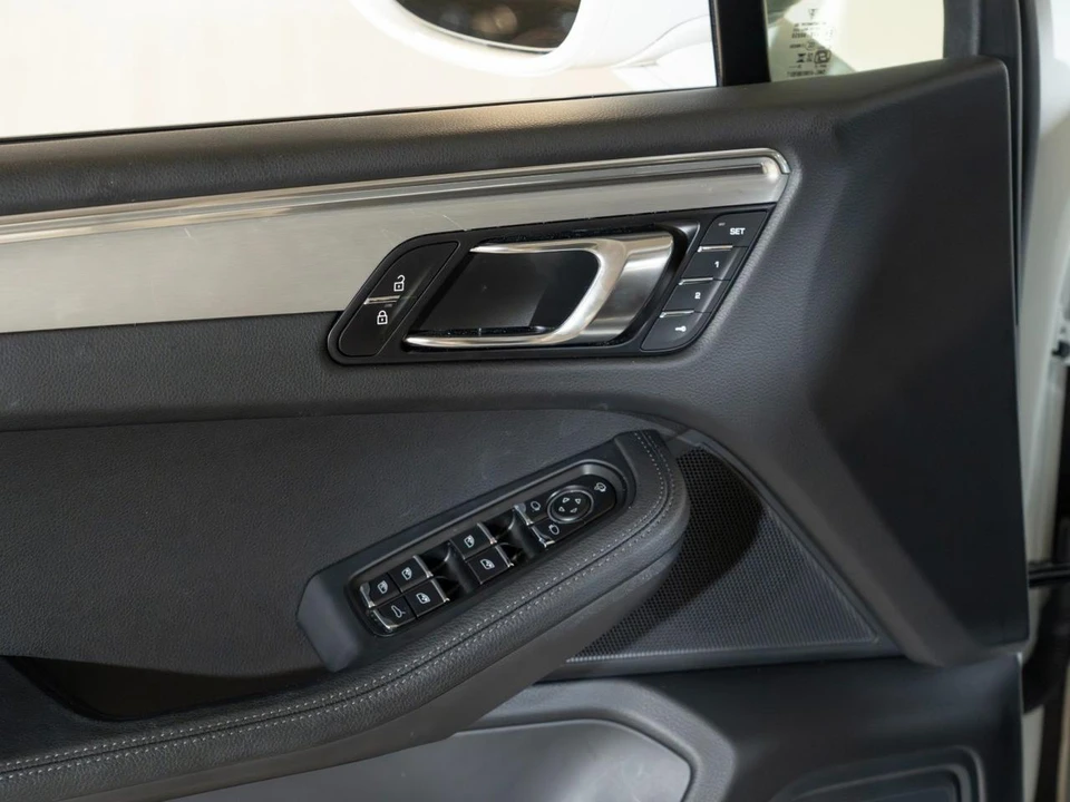 2026 Porsche Macan - Image 19 of 31