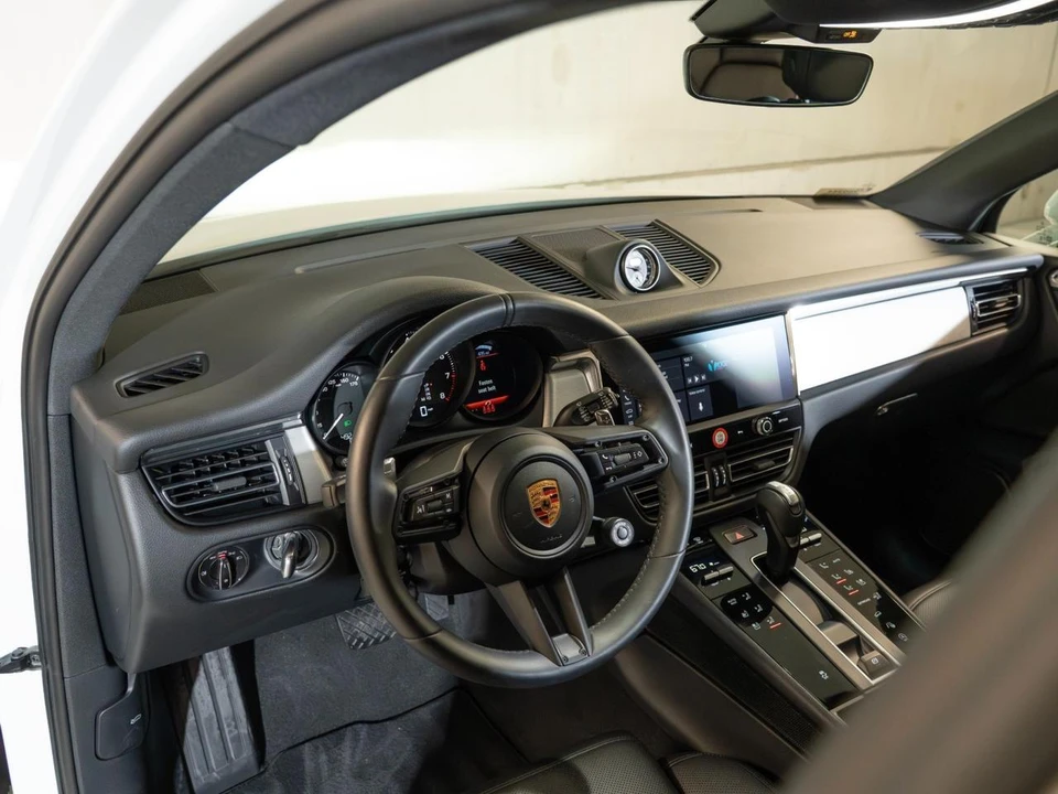 2026 Porsche Macan - Image 30 of 31