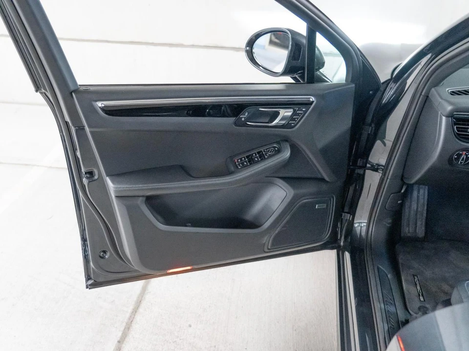 2026 Porsche Macan Electric - Image 17 of 30