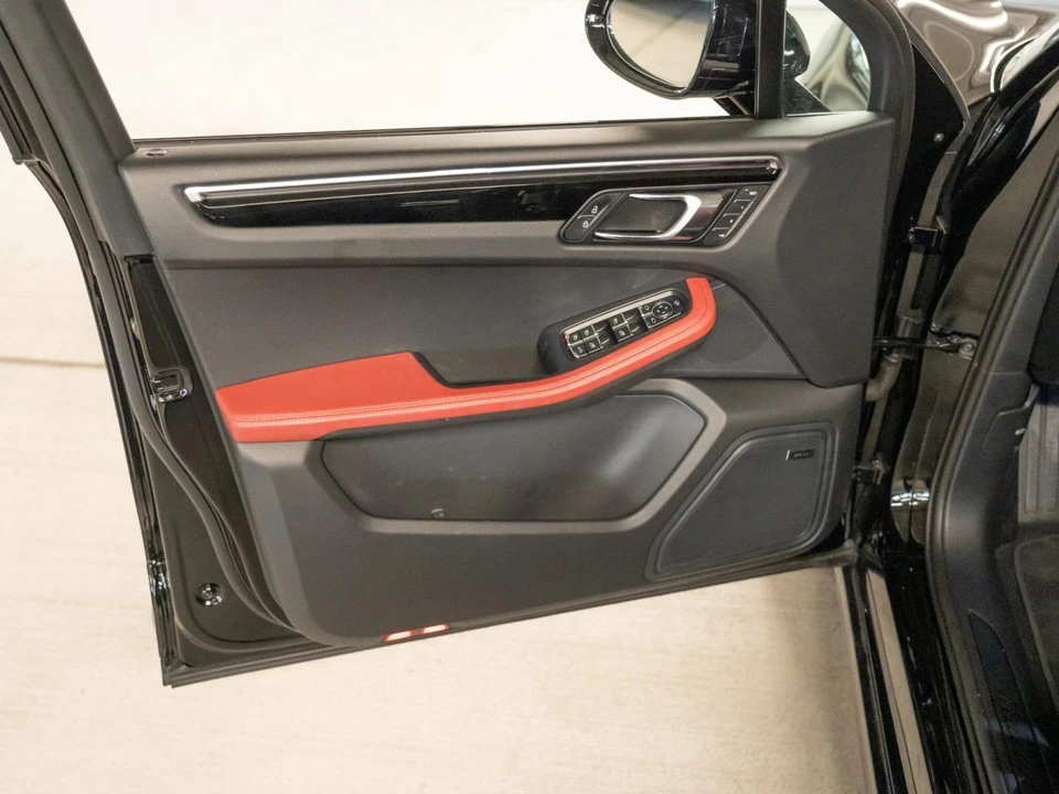 2026 Porsche Macan Electric - Image 17 of 30