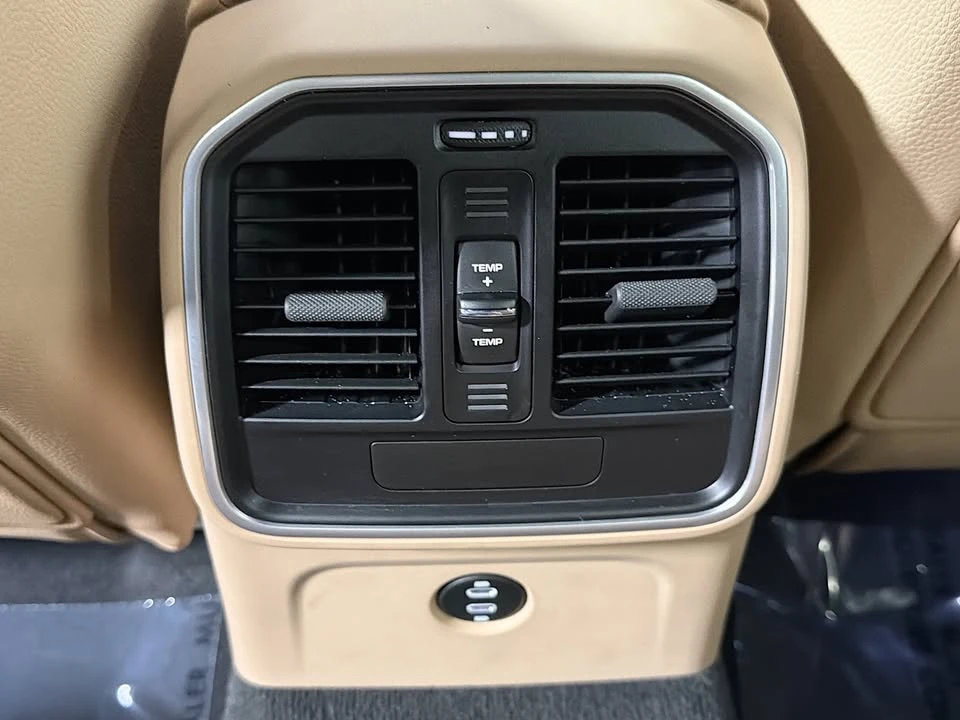 2026 Porsche Macan Electric - Image 14 of 18
