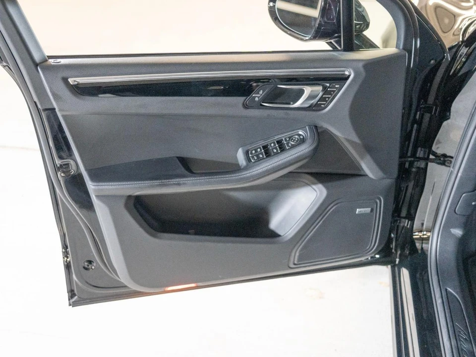2026 Porsche Macan Electric - Image 17 of 29