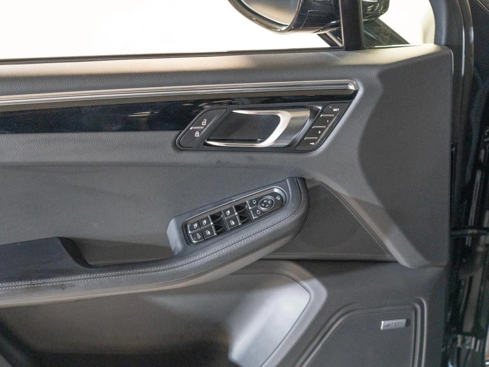 2026 Porsche Macan Electric - Image 18 of 29