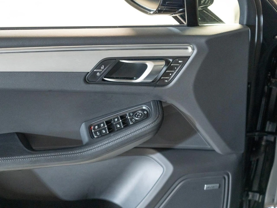 2026 Porsche Macan Electric - Image 19 of 30