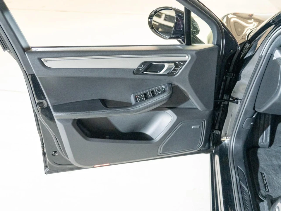 2026 Porsche Macan Electric - Image 18 of 30
