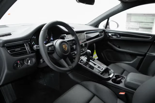 2026 Porsche Macan - Image 26 of 31