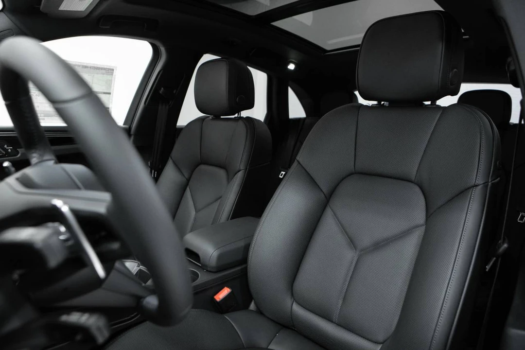 2026 Porsche Macan - Image 5 of 5