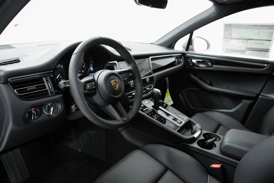 2026 Porsche Macan - Image 4 of 5