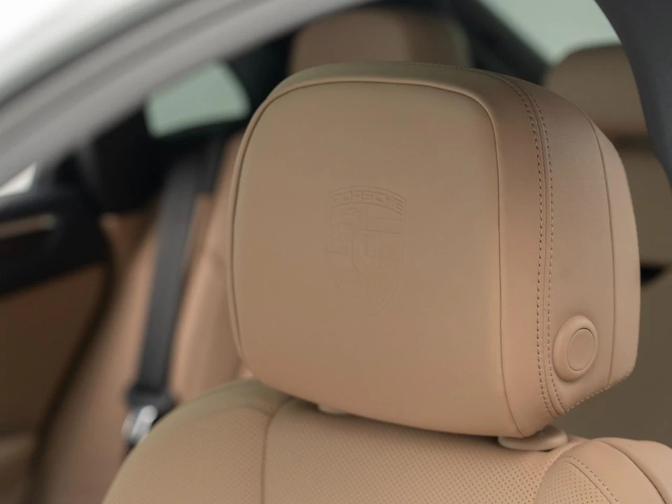2026 Porsche Macan - Image 18 of 31