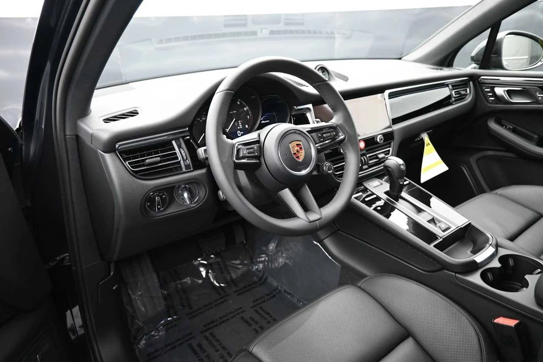 2026 Porsche Macan - Image 4 of 5