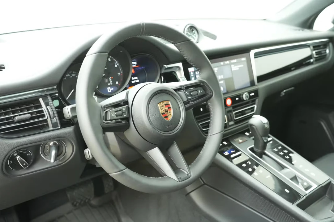 2026 Porsche Macan - Image 28 of 31