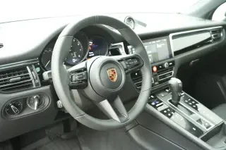 2026 Porsche Macan - Image 29 of 31