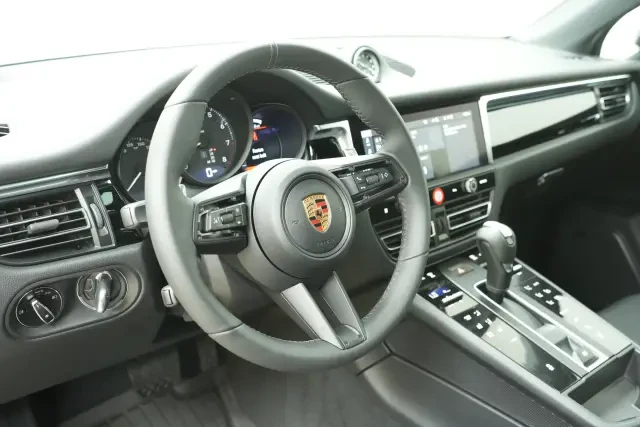 2026 Porsche Macan - Image 30 of 31