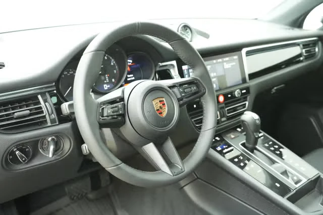 2026 Porsche Macan - Image 26 of 31