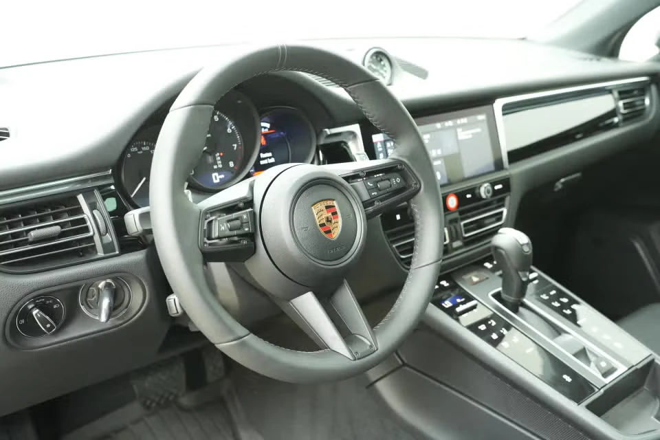 2026 Porsche Macan - Image 27 of 31
