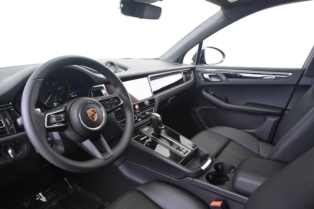 2026 Porsche Macan Electric - Image 4 of 5