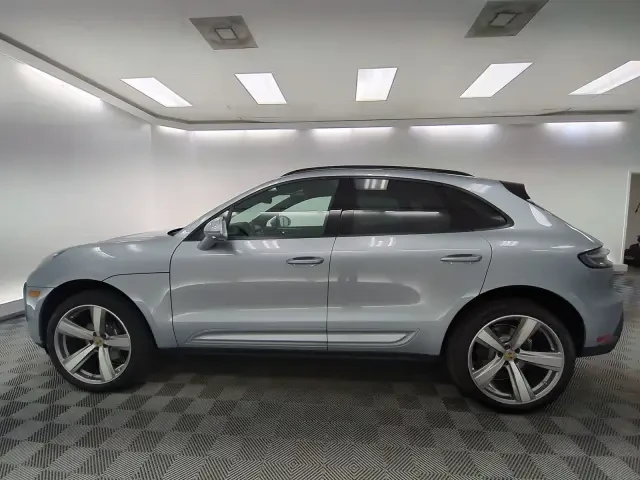 2026 Porsche Macan - Image 14 of 31