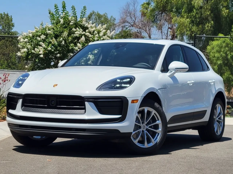 2026 Porsche Macan Electric - Image 8 of 31