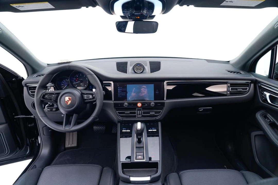 2026 Porsche Macan - Image 17 of 29