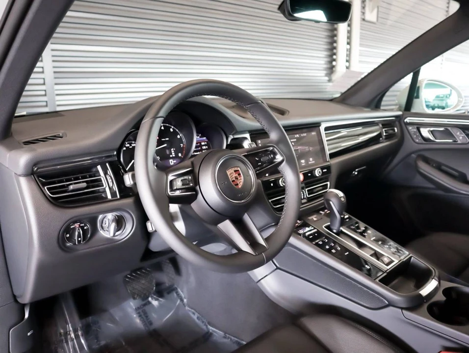 2026 Porsche Macan Electric - Image 4 of 5