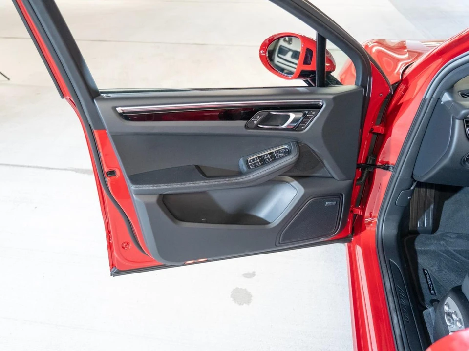 2026 Porsche Macan Electric - Image 16 of 28