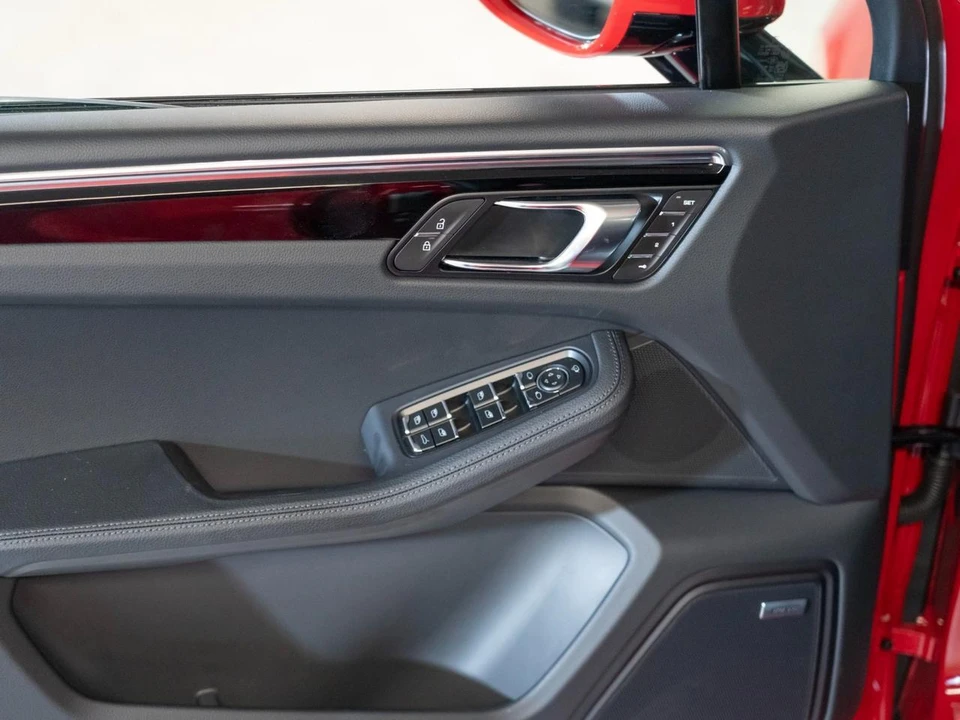 2026 Porsche Macan Electric - Image 17 of 28