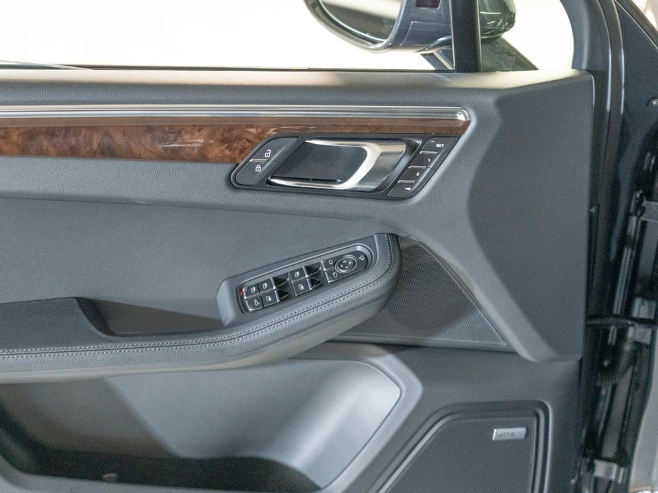 2026 Porsche Macan Electric - Image 18 of 28