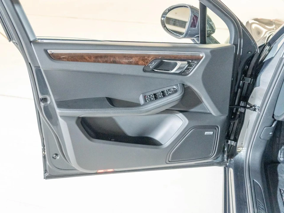 2026 Porsche Macan Electric - Image 17 of 28