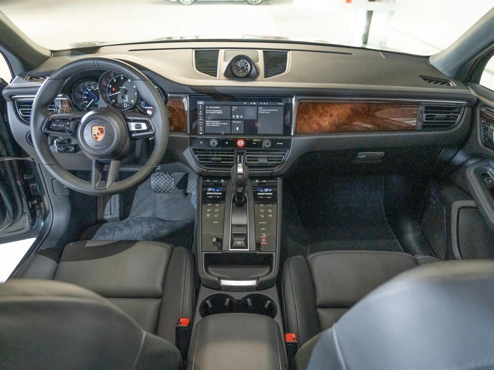 2026 Porsche Macan Electric - Image 25 of 28