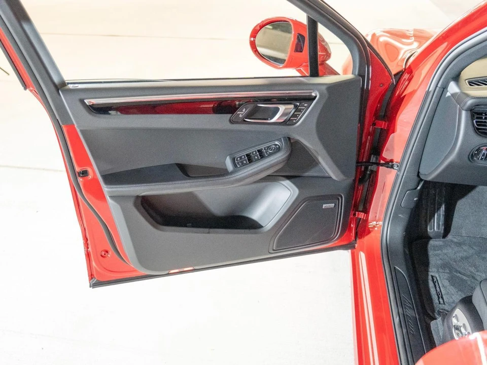 2026 Porsche Macan Electric - Image 16 of 22
