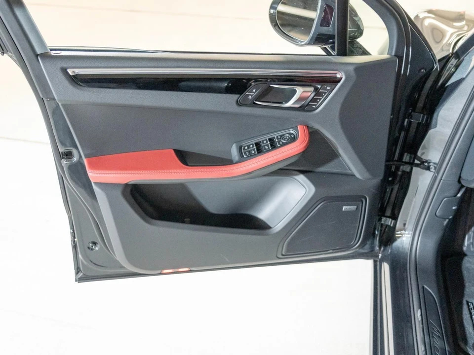 2026 Porsche Macan Electric - Image 16 of 26