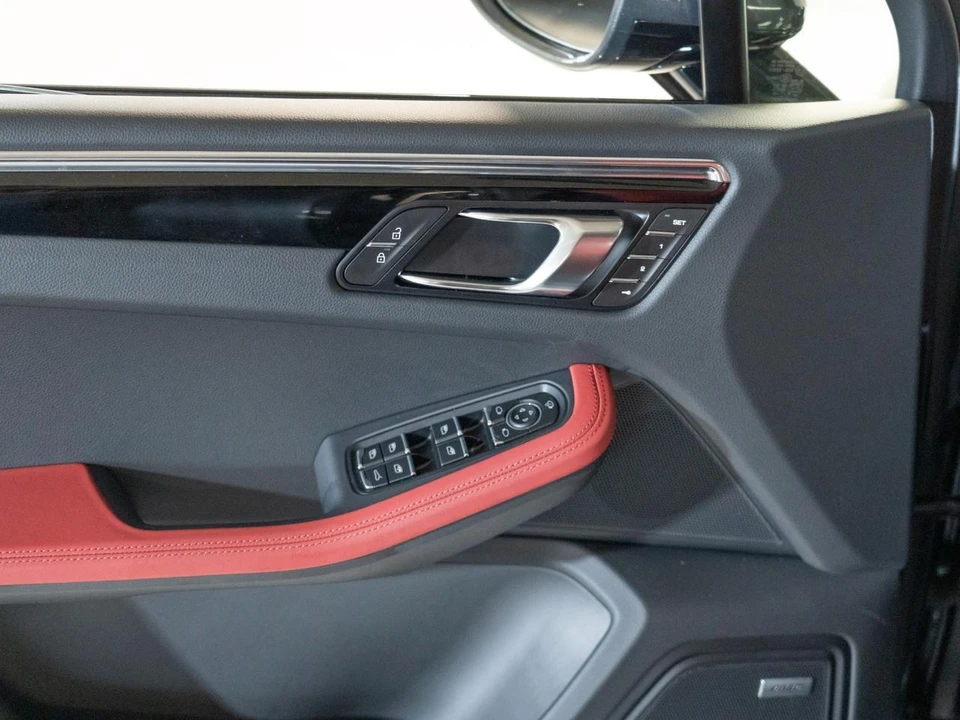 2026 Porsche Macan Electric - Image 17 of 26