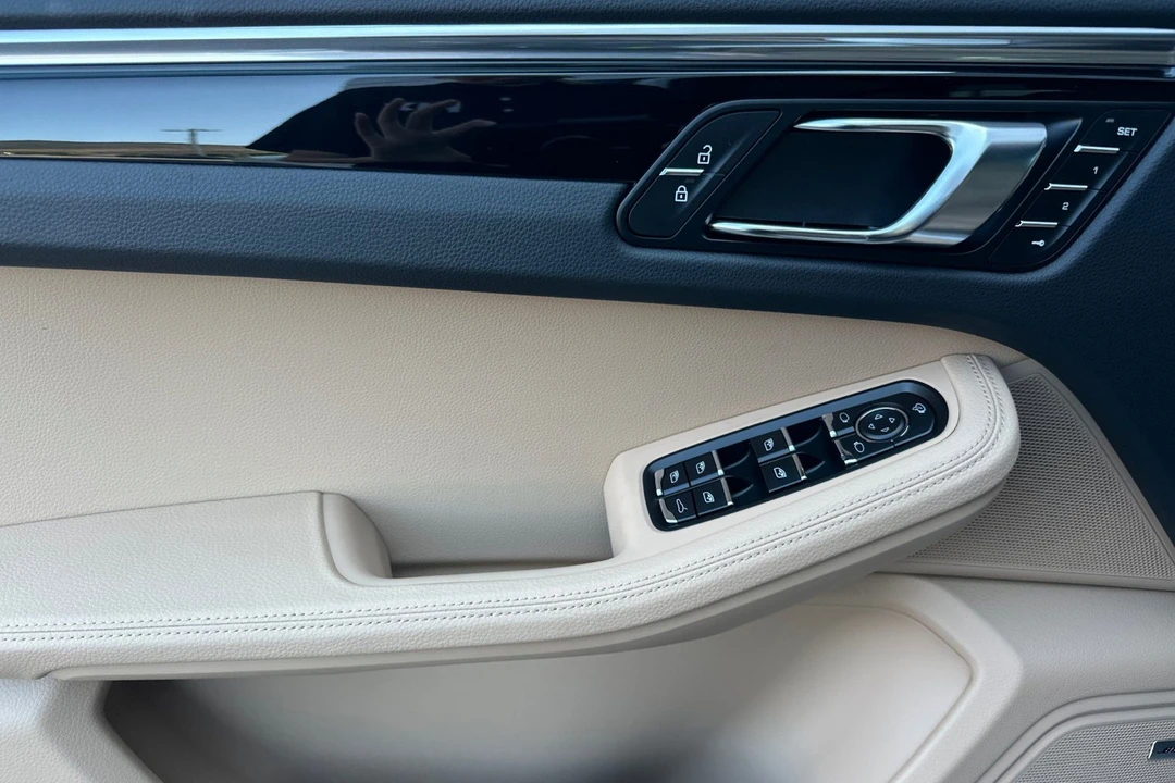 2026 Porsche Macan Electric - Image 12 of 31