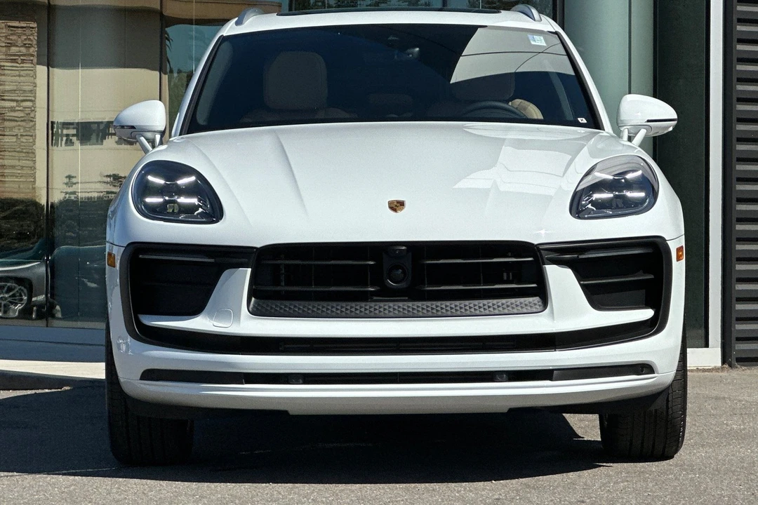 2026 Porsche Macan Electric - Image 11 of 31