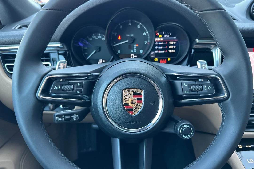 2026 Porsche Macan Electric - Image 29 of 31