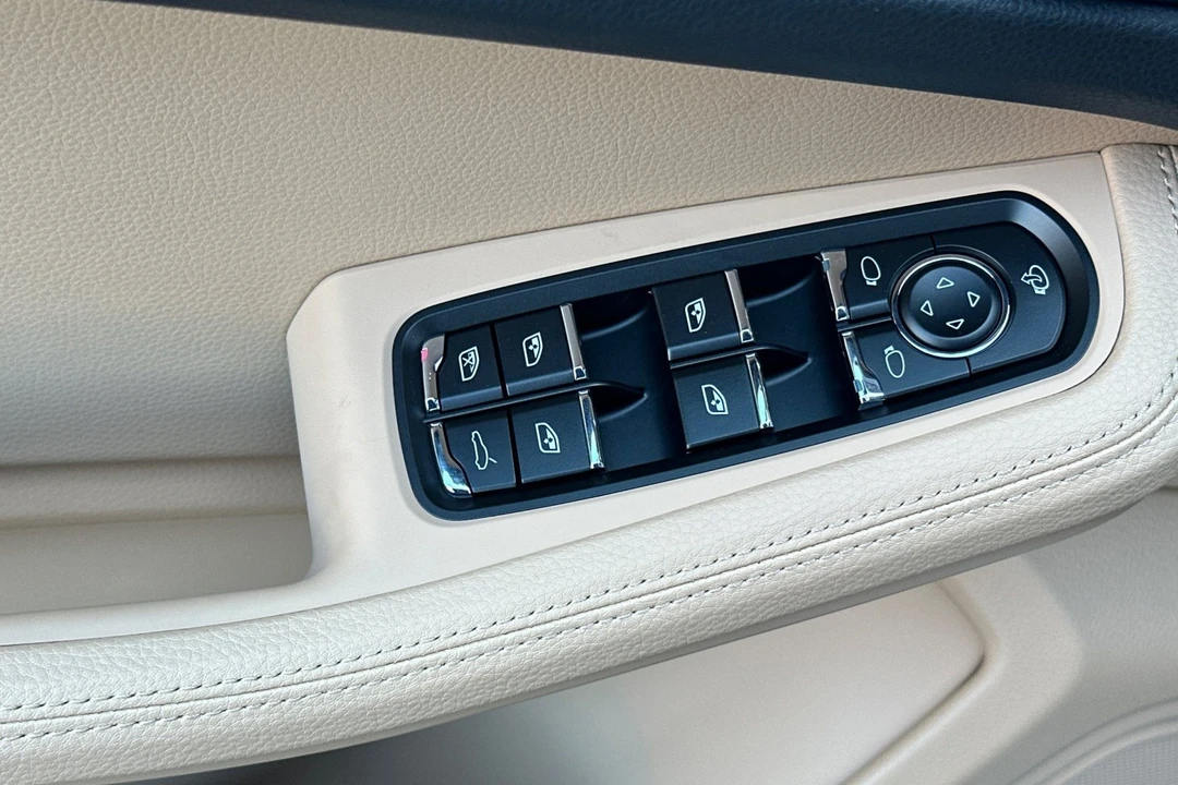 2026 Porsche Macan Electric - Image 13 of 31
