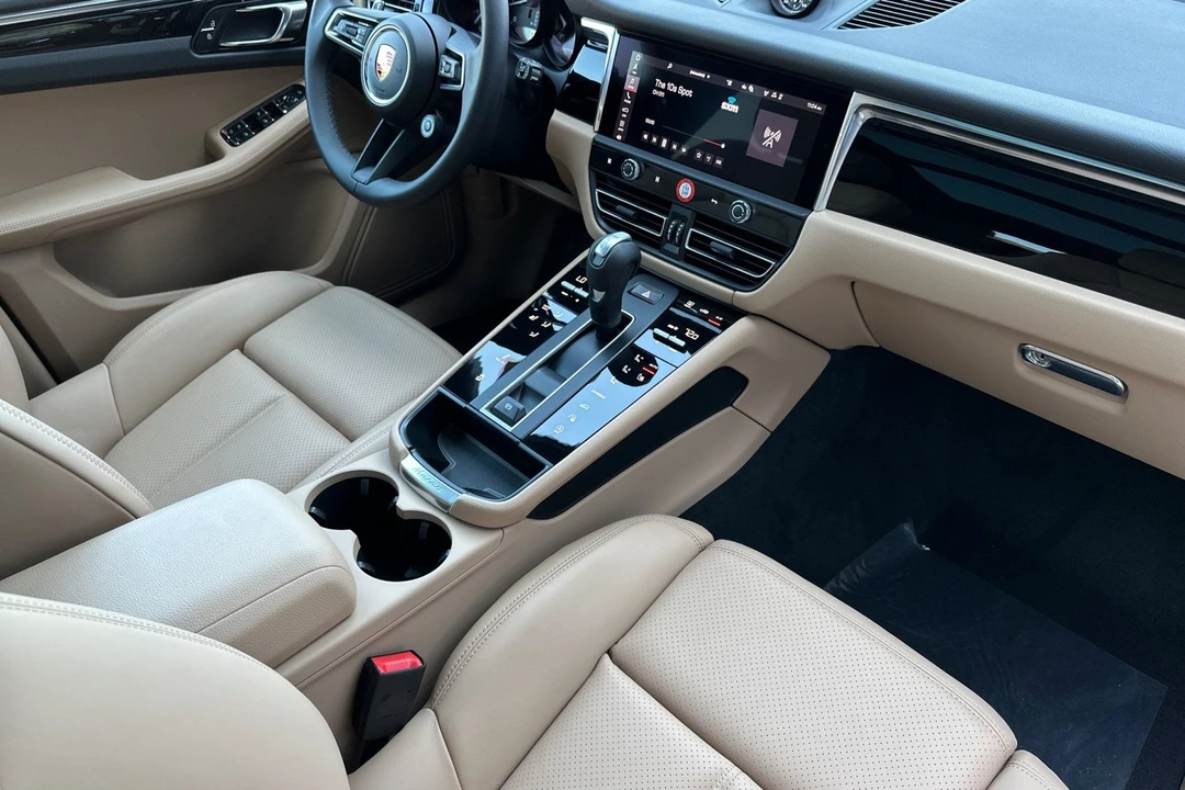 2026 Porsche Macan Electric - Image 18 of 31