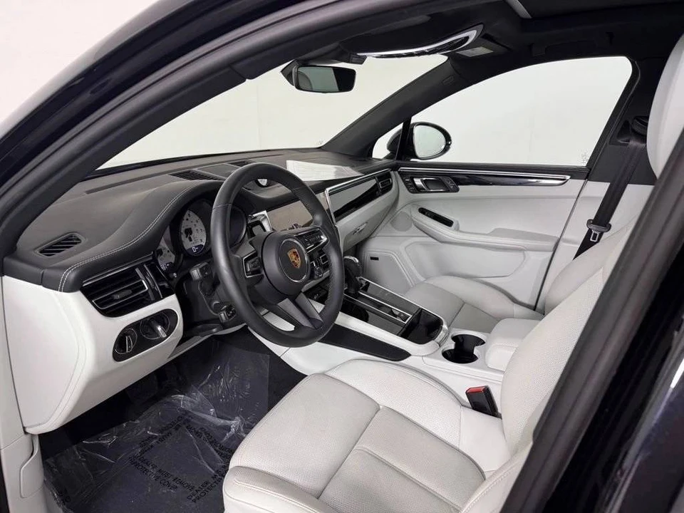 2026 Porsche Macan Electric - Image 4 of 5